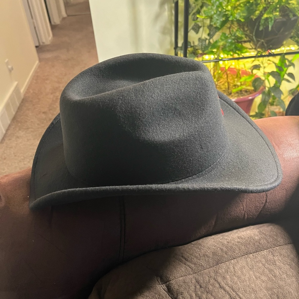 🆕Fabulous thick black felt women’s cowboy hat with a red rose on the side. - Picture 3 of 7